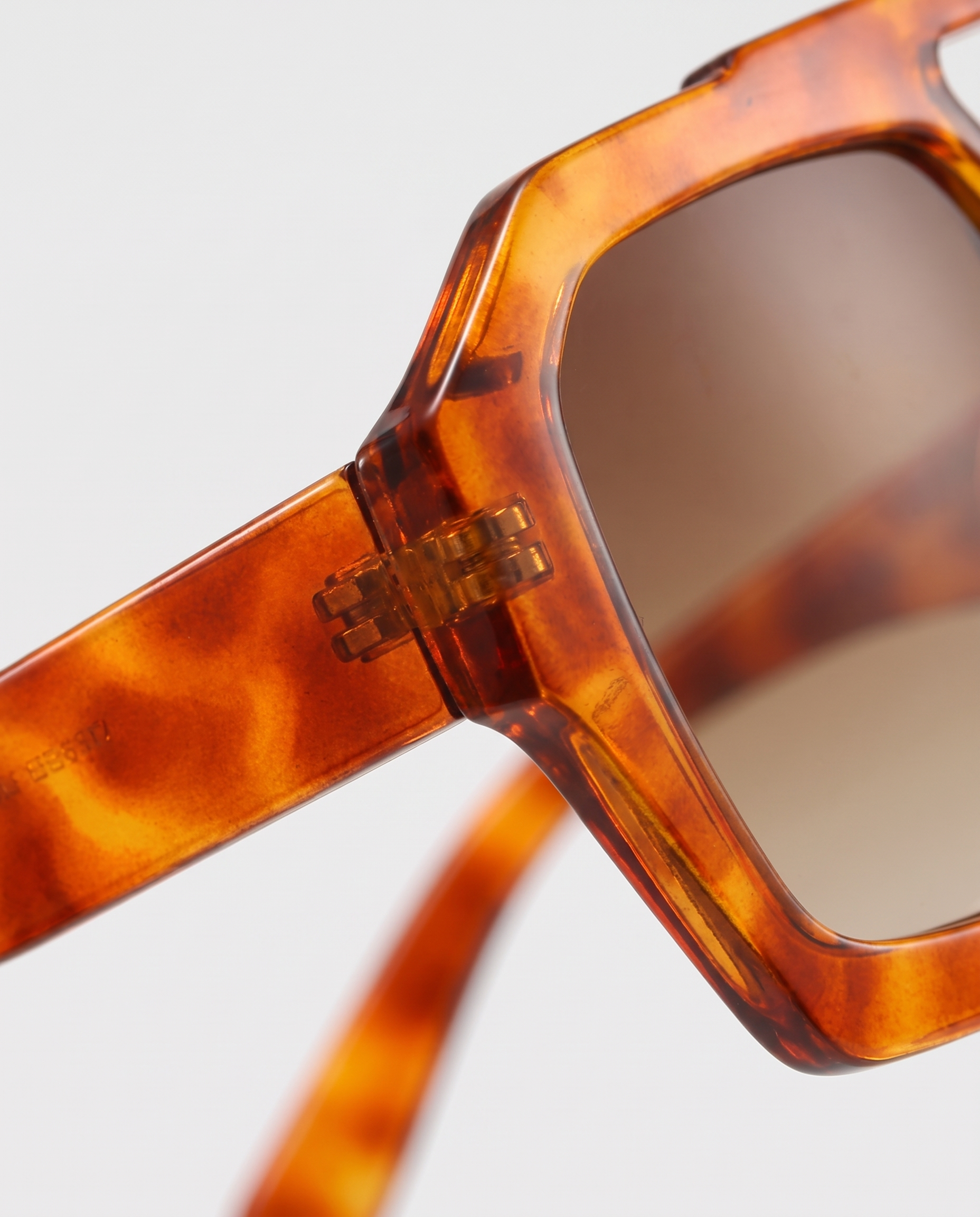 Big frame sunglasses C2 — frame detail, RABUKO